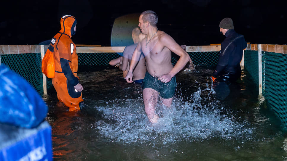 Православные священники поясняют, что те, кто не ходят в храм, никакой духовной пользы от купания в проруби не получат и грехи не смоют