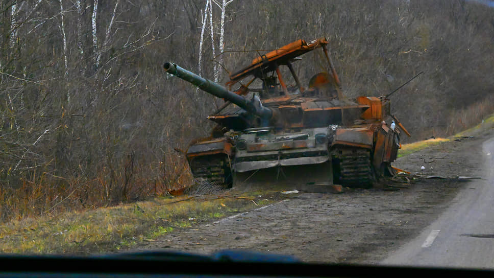 Разбитая и сгоревшая военная техника на дороге