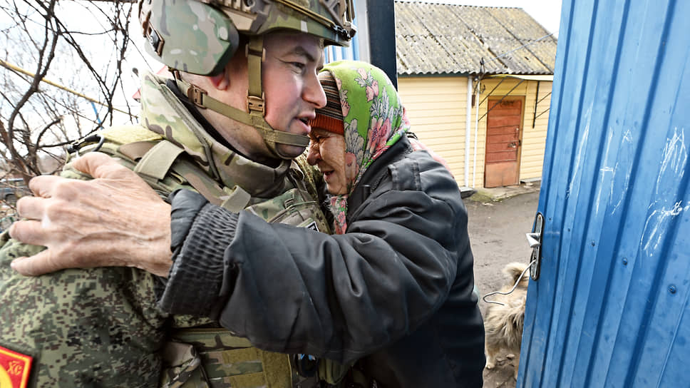 Военный ВС РФ и местная жительница хутора Зазулевка Суджанского района