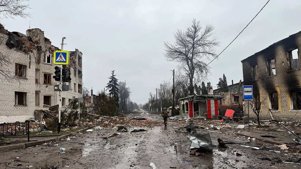 Российский военнослужащий в освобожденной Судже