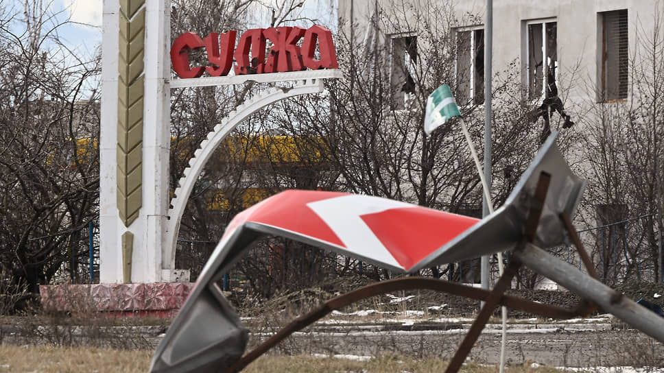 Въездная стела с надписью &quot;Суджа&quot; и искореженный дорожный знак