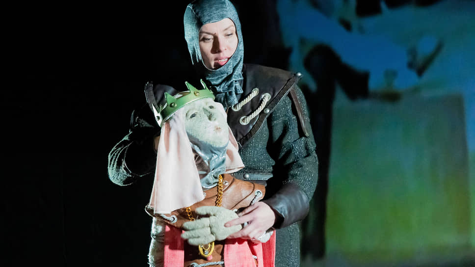 Елена Симанович с куклой (Корделия) из спектакля &quot;Король Лир&quot;, на экране — видеофрагмент из этого спектакля