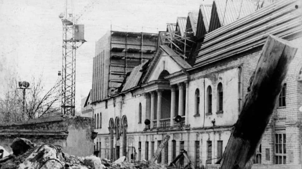 В разные годы театр работал в здании Борисоглебского драмтеатра, в неприспособленном здании на ул. Никитинской, в академическом театре драмы им. А. Кольцова, на третьем этаже кинотеатра «Юность». В 1984 году театр переехал в постоянное здание на проспекте Революции, где находится и сейчас. На фото — строительство театра, 1983 год 