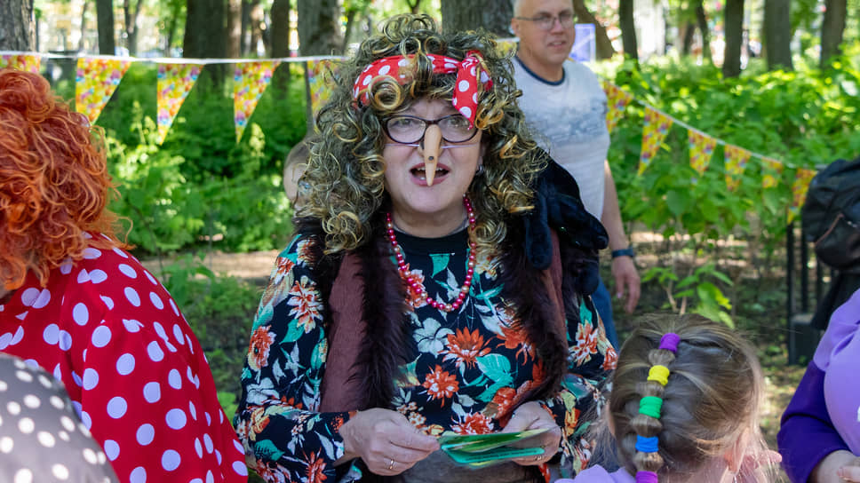 Женщина в костюме Бабы Яги 