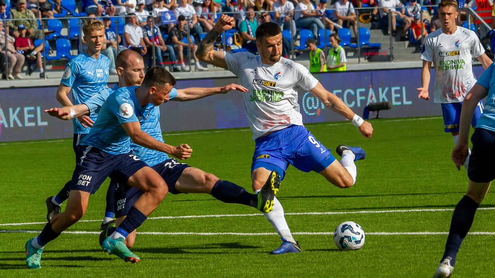 Игровой момент: нападающий &quot;Факела&quot; Алексей Каштанов бьет по мячу, его блокируют игроки &quot;Крыльев Советов&quot;