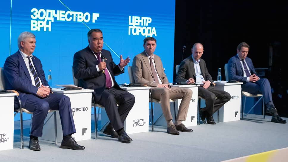 Слева направо: губернатор Воронежской области Александр Гусев, председатель Согдийской области Таджикистана Раджаб Ахмадзода, мэр Воронежа Сергей Петрин, врио заместителя губернатора Курской области Артем Демидов, директор Центра геодемографии и пространственного развития МГУ им. М.В. Ломоносова Александр Панин на пленарной сессии форума &quot;Зодчество ВРН&quot;