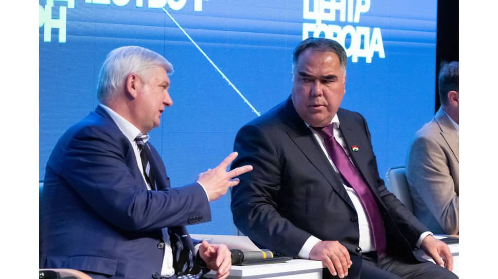 Губернатор Воронежской области Александр Гусев (слева) и председатель Согдийской области Таджикистана Раджаб Ахмадзода на пленарной сессии