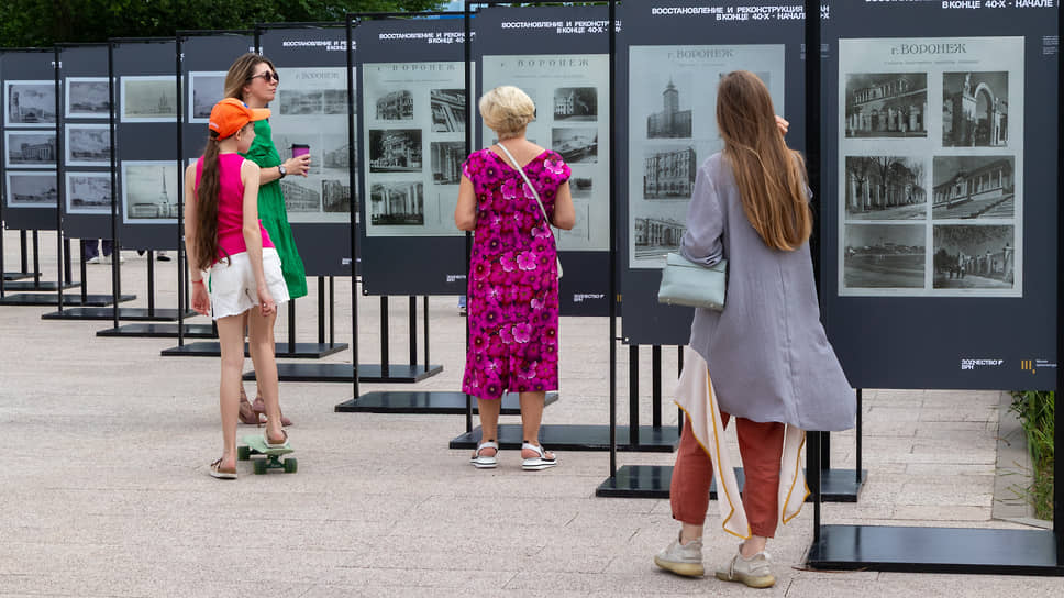 Гости форума рассматривают выставку &quot;Возрожденный Воронеж: архитектура и память Победы&quot;, на которой экспонируются фотографии послевоенного Воронежа