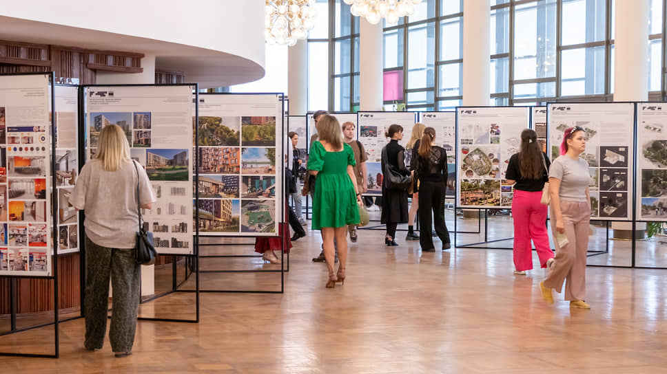 Посетители форума &quot;Зодчество ВРН&quot; среди макетов архитектурных проектов