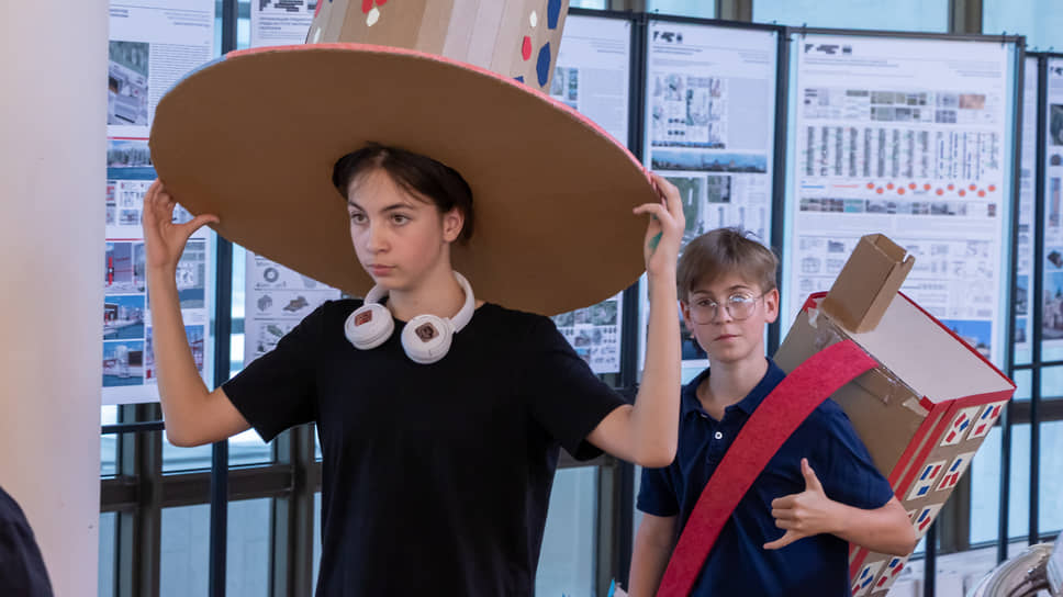 Перфоманс &quot;Шествие домов&quot; от детской студии «Ступени» на форуме &quot;Зодчество ВРН&quot;