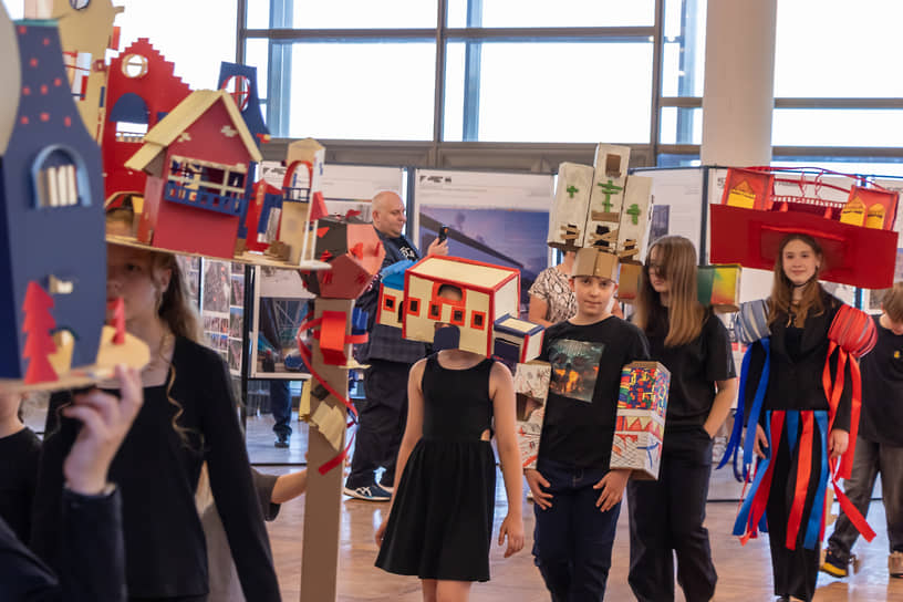 Участники перфоманса &quot;Шествие домов&quot; от детской студии «Ступени» 