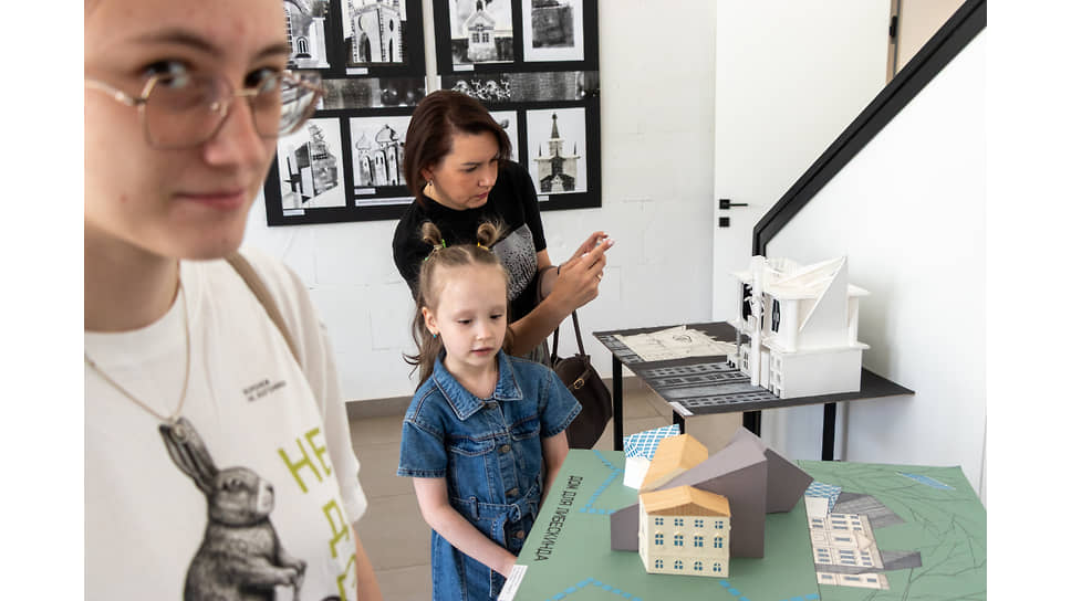 Посетители фестиваля &quot;Зодчество ДЕТИ&quot; рядом с работами студий детского творчества