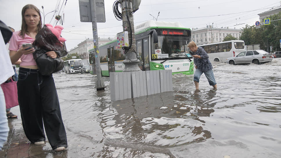 В Воронеже уже неделю идут сильные дожди, каждый раз после ливня улицы города на несколько часов остаются под водой. На фото: Площадь генерала Черняховского у вокзала «Воронеж-1»