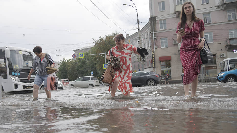 Улицы Воронежа, затопленные после ливней. На фото: Площадь генерала Черняховского у вокзала «Воронеж-1»