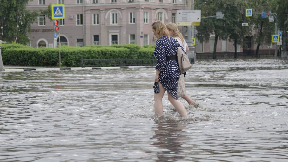 Улицы Воронежа, затопленные после ливней. На фото: Площадь генерала Черняховского у вокзала «Воронеж-1»