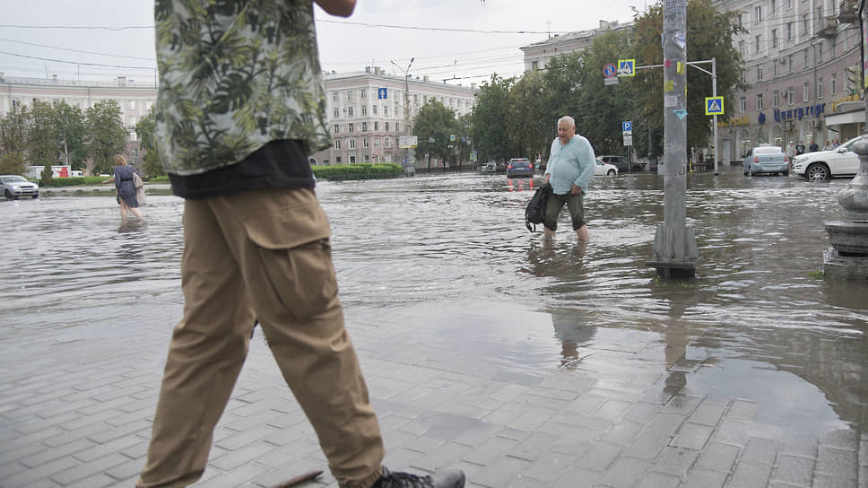 Улицы Воронежа, затопленные после ливней. На фото: Площадь генерала Черняховского у вокзала «Воронеж-1»