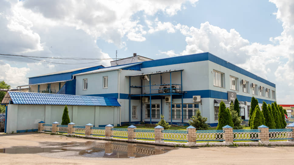 Крестьянско-фермерское хозяйство «Сытный край» в Воронежской области работает с 1997 года. Производственная площадка находится в селе Землянск, примерно в 40 километрах от Воронежа. Здесь производят широкий ассортимент молочной продукции. Производство мороженого под брендом «Ошка» началось в 2015 году