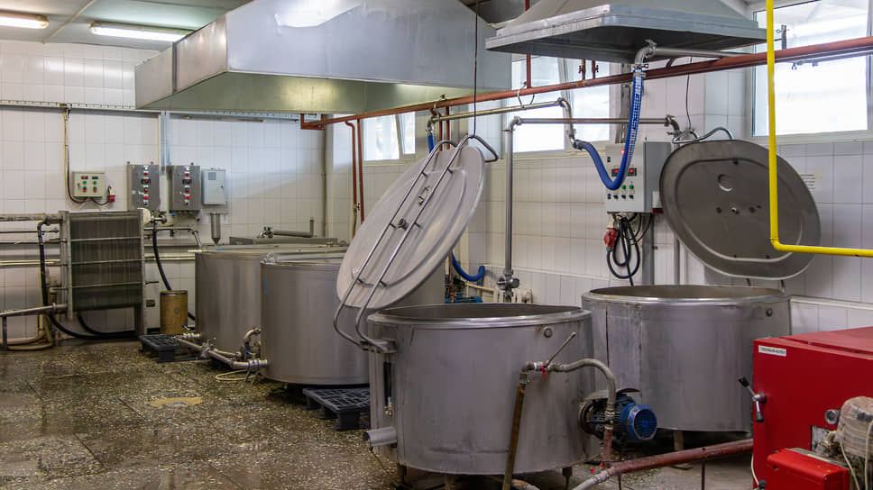 На предприятии отмечают, что каждый этап производства мороженого требует точной координации для обеспечения стабильного качества продукта. При соответствии стандартам подобранные заранее ингредиенты направляются в варочный цех. На фото: чаны для производства мороженого
