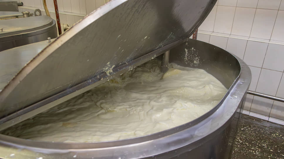 В варочном цехе ингредиенты соединяются по разработанной рецептуре. Смесь нагревается до заданной температуры, затем проходит пастеризацию для уничтожения микроорганизмов, быстро охлаждается, гомогенизируется для однородной текстуры и по трубопроводам поступает на следующий этап — созревание. На фото: чан для производства мороженого