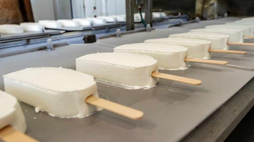 Производство мороженого — это длительный многоступенчатый процесс, включающий приемку и проверку ингредиентов, их подготовку, смешивание, заморозку, формование, упаковку и доставку. На фото: лента конвейера с готовым мороженым без глазури