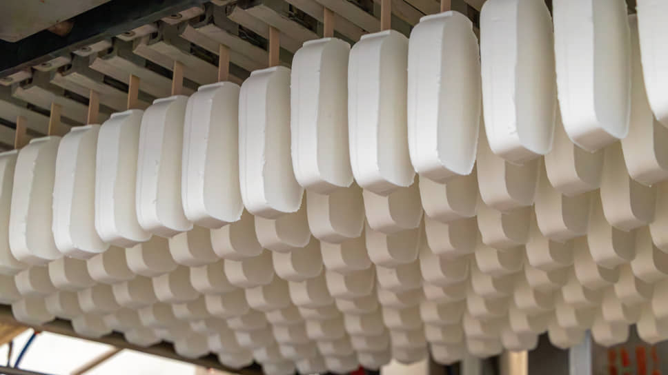 После созревания смесь поступает в промышленные фризеры, где одновременно замораживается до –10°С, перемешивается и насыщается воздухом для получения мягкой текстуры. Затем мороженое формуется, делится на порции и отправляется в камеру шоковой заморозки (при температуре –30°С), после — поступает на упаковочную линию. Этот процесс проходит в максимально короткое время, чтобы сохранить стабильную температуру и предотвратить подтаивание продукта. На фото: подвешенное мороженое на конвейере