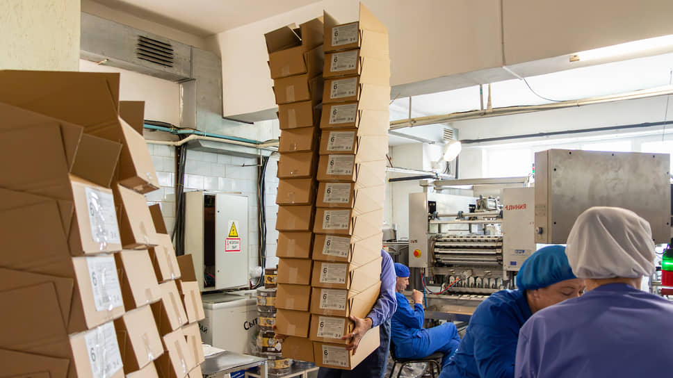 После индивидуальной упаковки мороженое распределяют в коробки, которые предназначены для хранения и перевозки