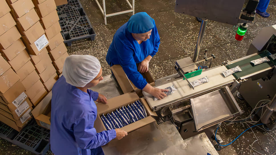 Процесс укладки мороженого в коробки выполняется вручную: от сборки тары и подсчета количества до окончательного запечатывания. Предприятию это позволяет гибко подходить к упаковке партий различного объема