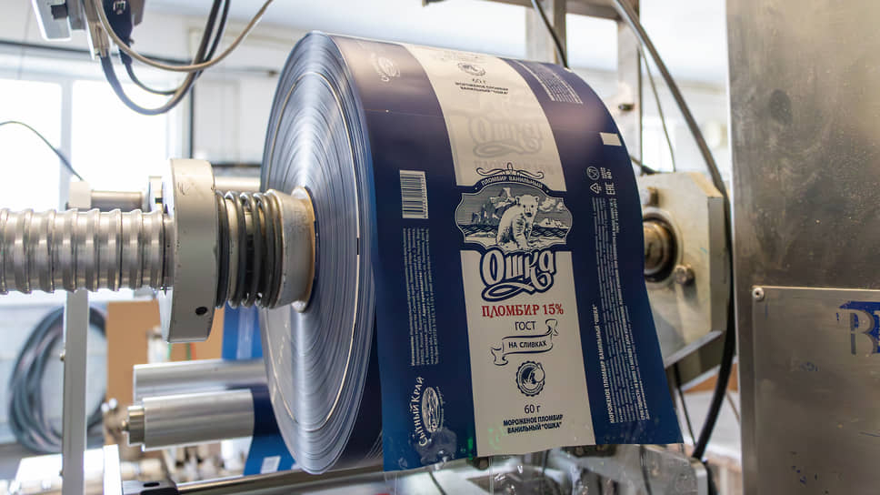 Готовое мороженое упаковывается на автоматизированных линиях, где каждая упаковка получает маркировку с информацией о продукте, сроке годности и другие обязательные по закону данные