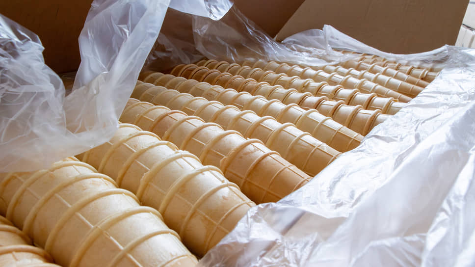 Автоматические линии позволяют выпускать тысячи порций мороженого в день с одинаковым вкусом и текстурой, но все операции проходят под контролем работников, обеспечивающих качество готовой продукции. На фото: вафельные рожки для мороженого