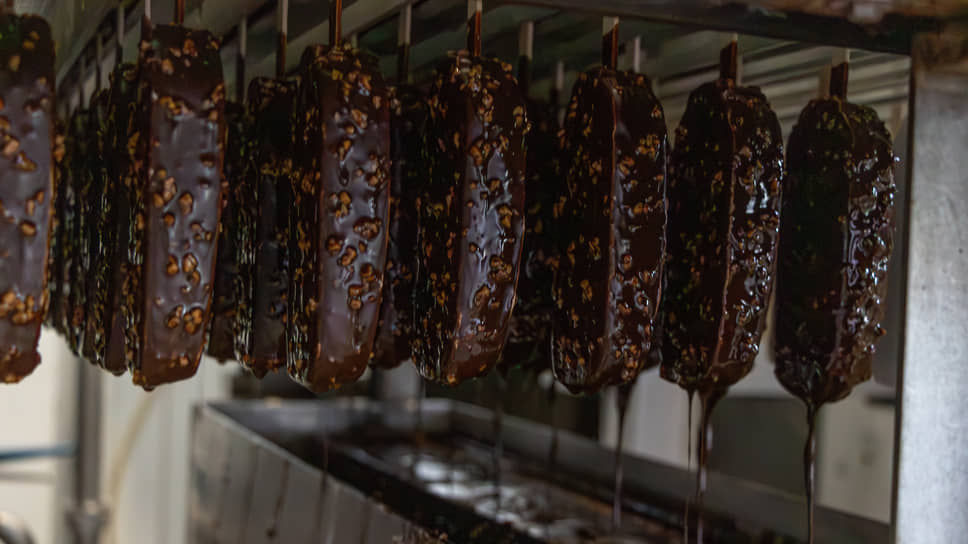 Шоколадная глазурь отличается составом от обычного шоколада: в нем используется какао-масло, придающее плотность и хруст, в глазури — какао-порошок и сливочное масло, которые дают мягкую и тающую консистенцию. Такая текстура сохраняется при надкусывании и обеспечивает яркий вкус десерта