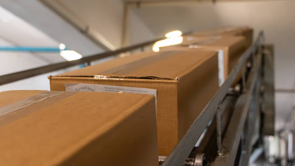 Коробки по автоматической линии поступают в морозильную камеру длительного хранения, где поддерживается температура, необходимая для сохранения качества продукта