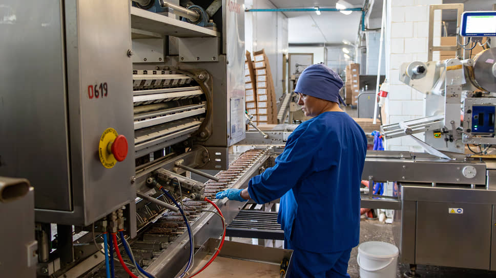 Технологический процесс требует не только современного оборудования, но и участия квалифицированных операторов. Они следят за работой машин, регулируют параметры и обеспечивают бесперебойность производства