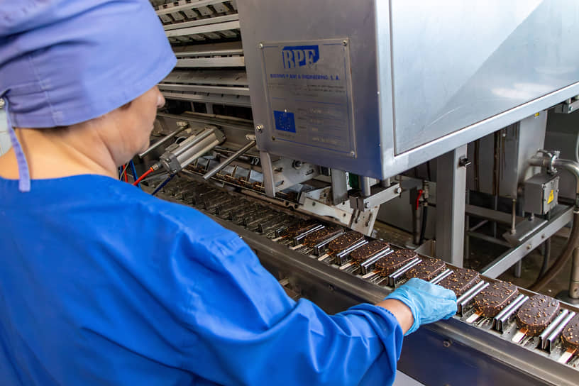 Даже при высокой автоматизации важную роль играют люди, контролирующие каждый этап. Они следят за качеством ингредиентов, соблюдением рецептуры, чтобы вкус мороженого был неизменным в каждой партии