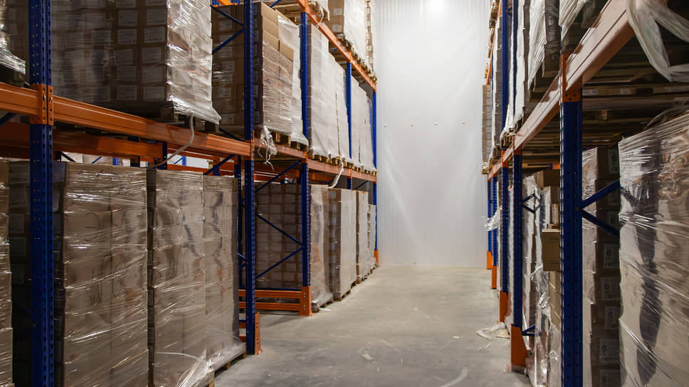 Сотрудники формируют палеты, оборачивают их пленкой для устойчивости при транспортировке