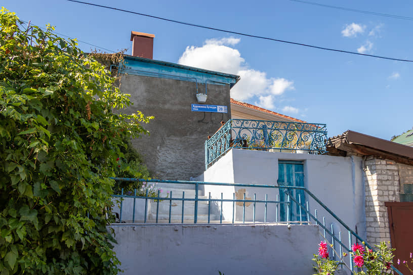 Именно в такой городской среде жил художник