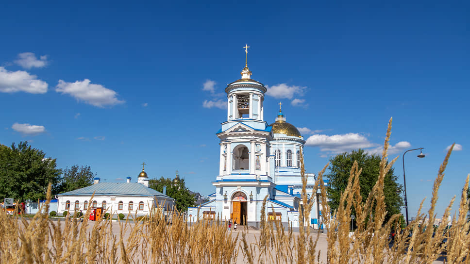 Улица начинается недалеко от Покровского собора и идет вниз по склону.
Прогулка по ней — как путешествие во времени. Рядом — храм, подпорная стена, старые дворы, где оживает атмосфера начала XX века
