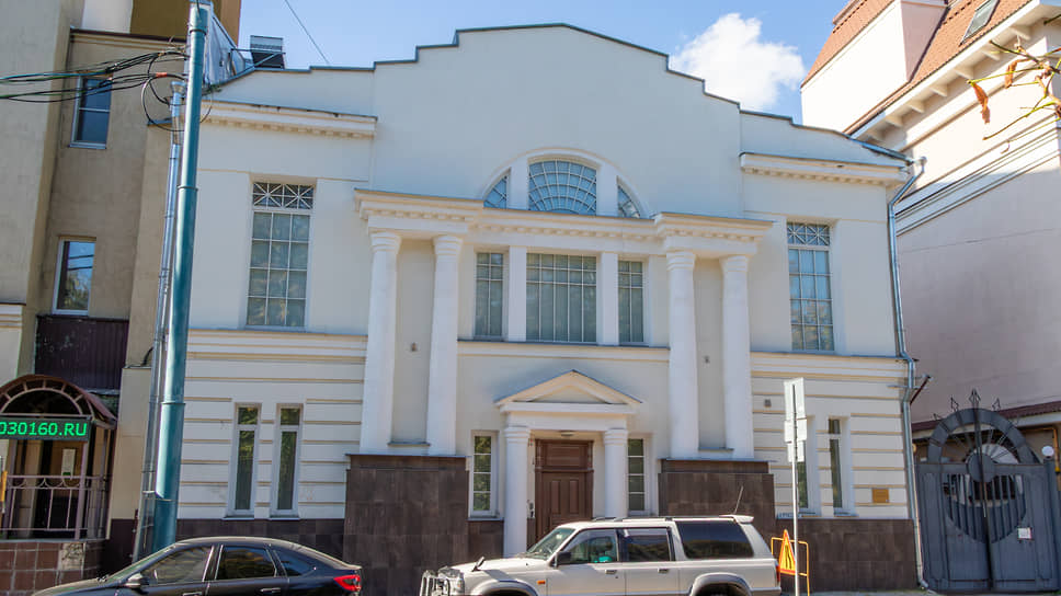 Здание бывшей школы на улице Орджоникидзе, где с 1907 по 1926 год  находилась мастерская художника