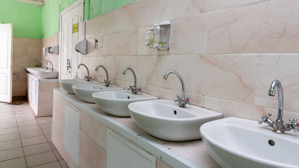 Зона умывальников до и во время реконструкции. Сейчас все работы завершены