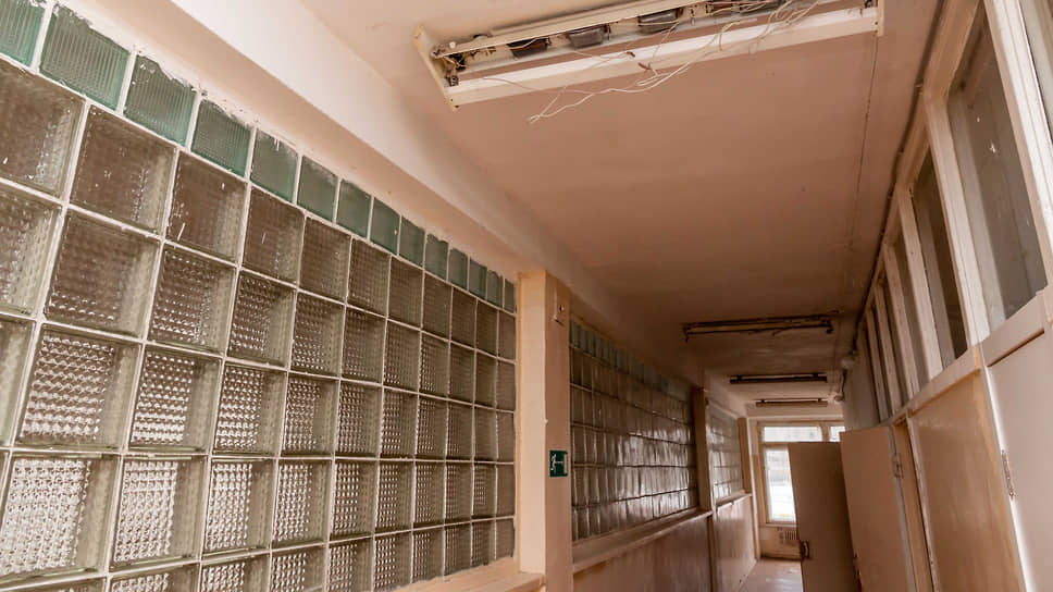 Школьный коридор в процессе ремонта. Сейчас все работы завершены