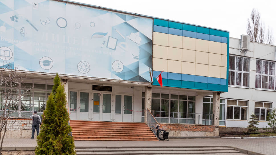 Главный вход в лицей имени А. П. Киселева в период активных работ. Сейчас они завершены