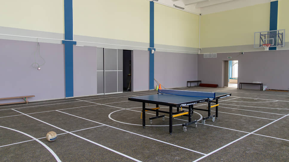 Спортивный зал лицея имени А. П. Киселева со столом для настольного тенниса