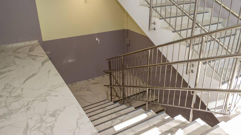 Лестничный пролёт между этажами в лицее имени А. П. Киселева