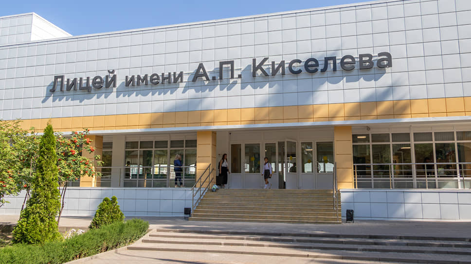 Главный вход в лицей имени А. П. Киселева после ремонта 