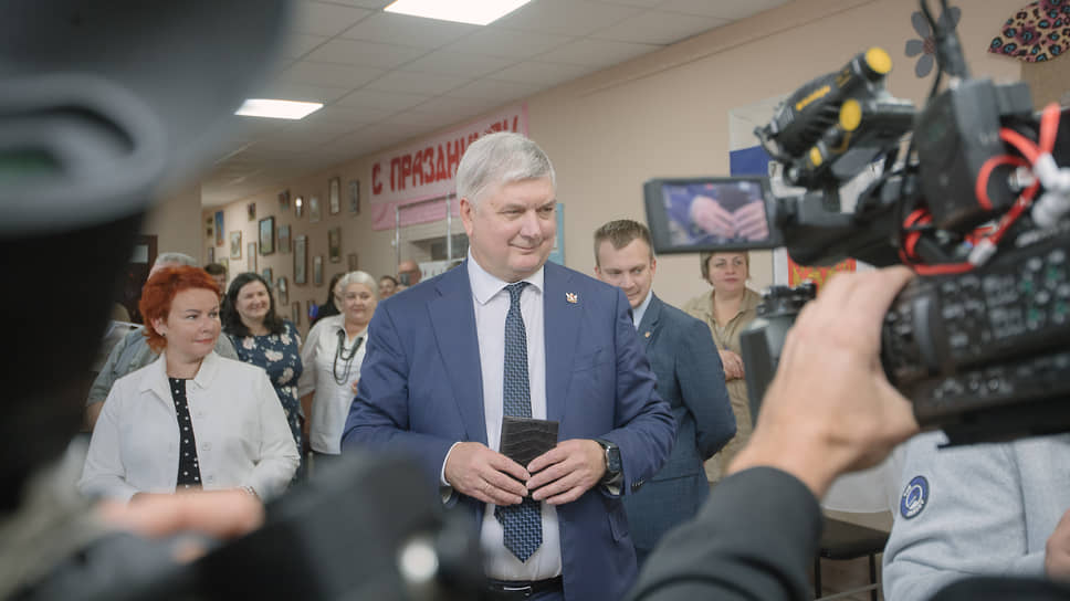 «На территории ЦФО воронежская кампания — самая масштабная. Она проходит в особых условиях: это первые масштабные выборы в законодательные и представительные органы с начала специальной военной операции. Активность наших жителей возросла, общество консолидировалось, все наши устремления направлены на скорейшую победу в СВО. Уверен, за это и будут голосовать воронежцы»,— уверен губернатор Воронежской области Александр Гусев