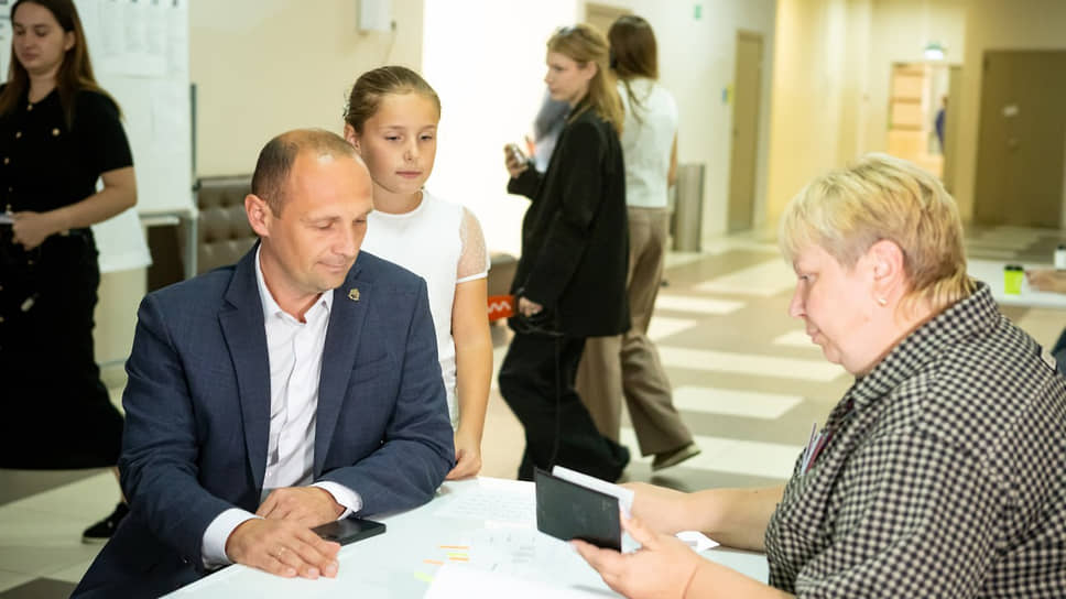 И. о. мэра Курска Сергей Котляров пришел на избирательный участок с супругой и дочерью (на фото)