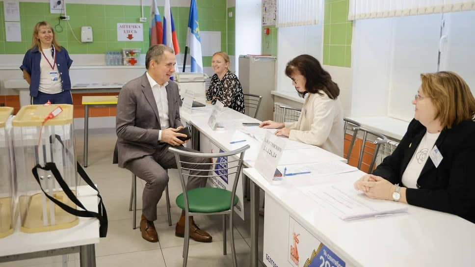 Судя по фото, в этом году губернатор Белгородской области Вячеслав Гладков посетил выборы без супруги