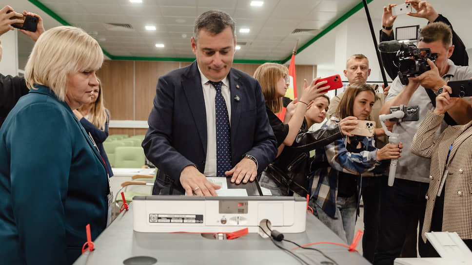 «Впереди у нас 1000-летие. И то, каким будет наш регион и каким мы его оставим после себя, зависит от каждого из нас»,— заявил врио губернатора Курской области Александр Хинштейн, проголосовав на выборах главы региона