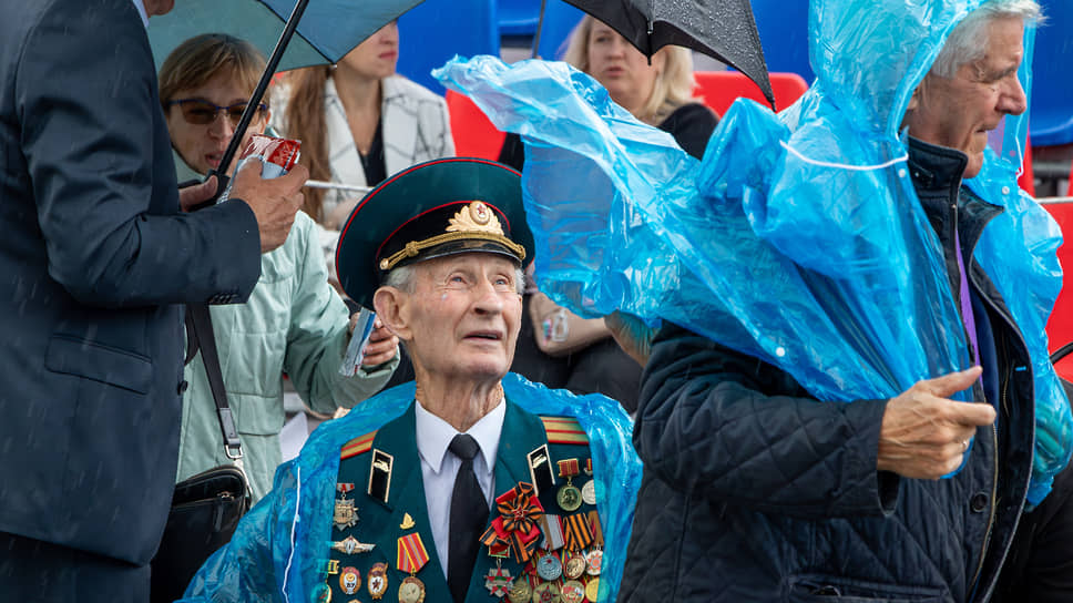 Ветеран с орденами и медалями на трибуне во время церемонии торжественного открытия программы Дня города в Воронеже 