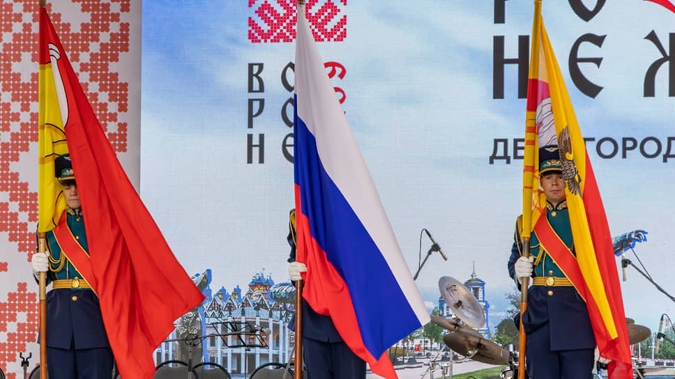 Военнослужащие с государственным флагом России, а также флагами Воронежской области и города Воронежа 