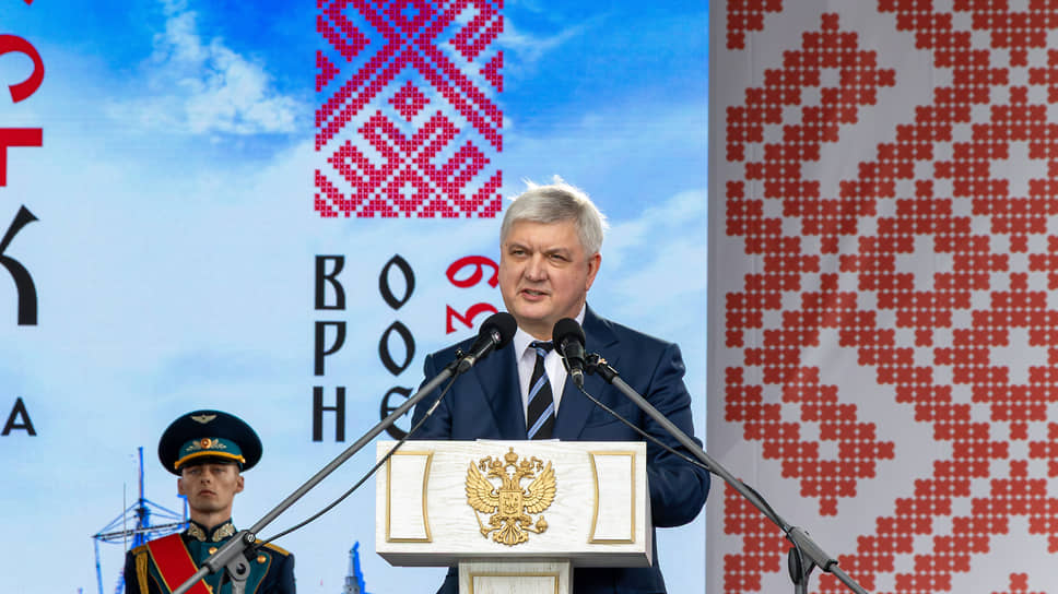 Губернатор Александр Гусев выступает с приветственной речью во время церемонии торжественного открытия программы Дня города в Воронеже 